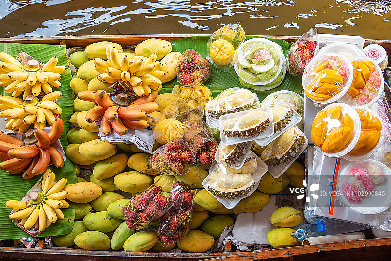 泰国丹嫩沙多水上市场的新鲜热带水果顶视图图片素材