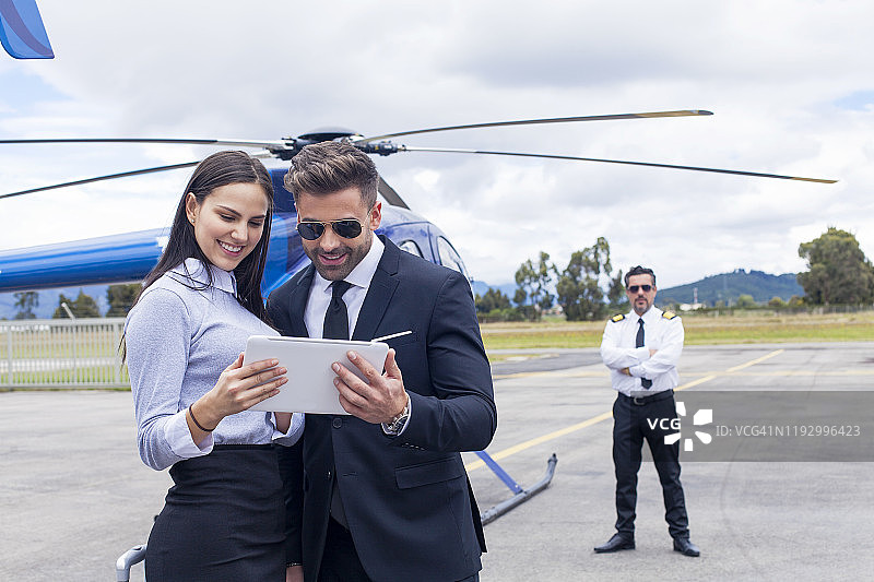 下直升机的商人图片素材