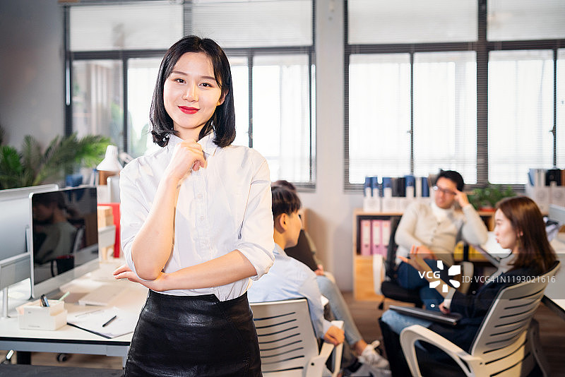 创业办公室里自信的女商人图片素材