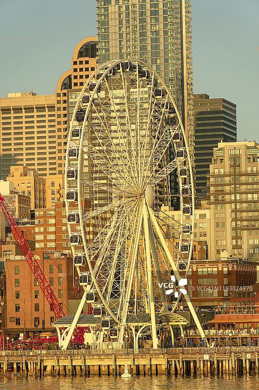 西雅图普吉特海湾、海滨、摩天轮及城市天际线图片素材