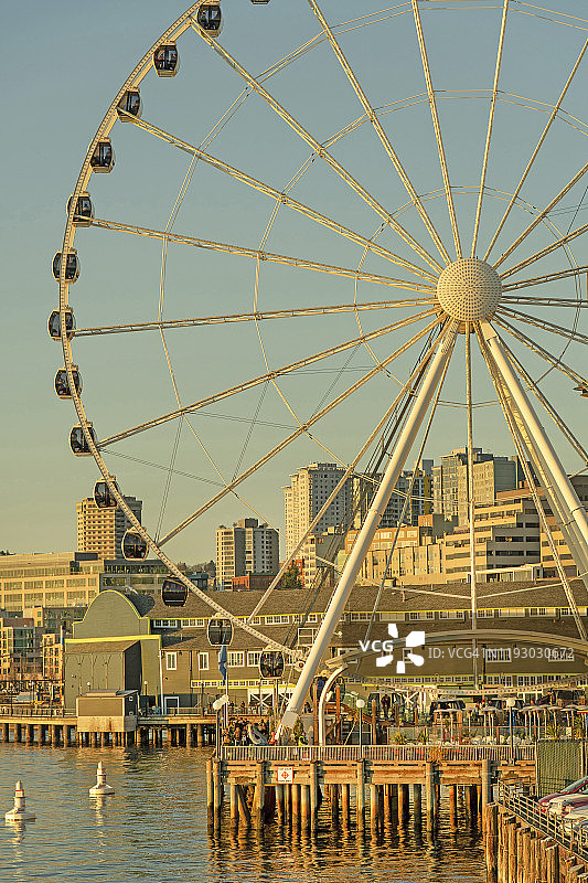 西雅图普吉特海湾、海滨、摩天轮及城市天际线图片素材