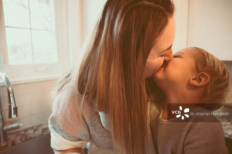 母子在厨房玩耍图片素材