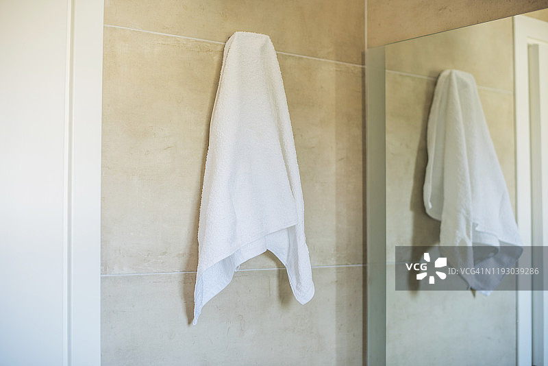 浴室里悬挂的白色毛巾图片素材
