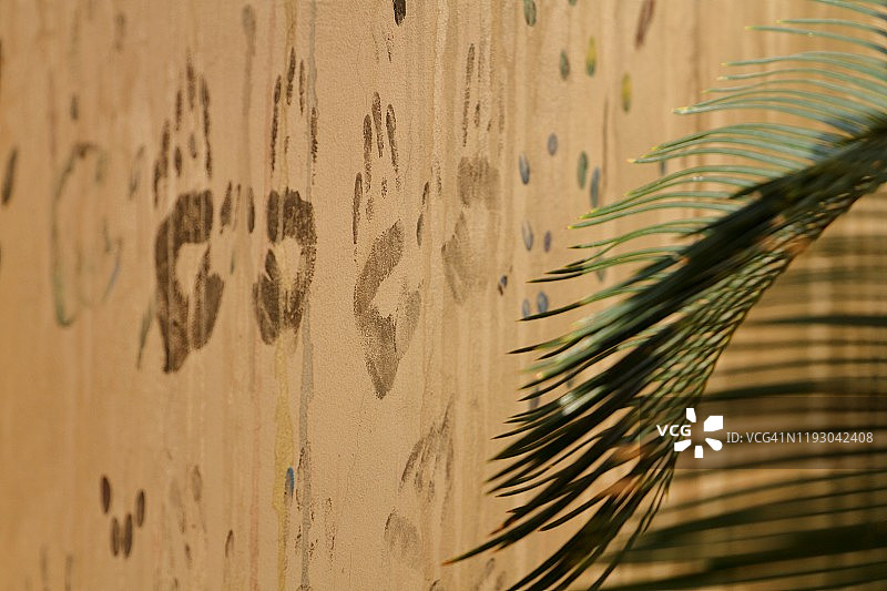 户外墙壁上的手印图片素材