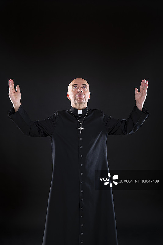 穿着法衣的牧师祈祷祝福图片素材