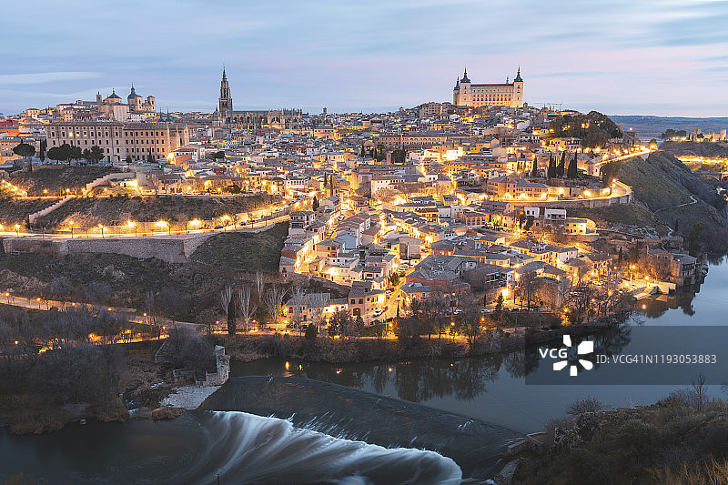 西班牙托莱多省：黎明时分塔霍河与托莱多夜景图片素材