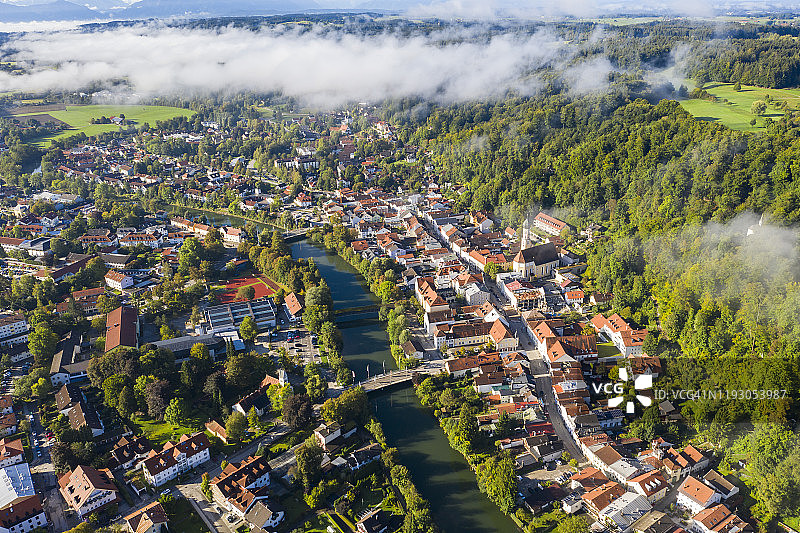 德国巴伐利亚州沃尔夫拉茨豪森镇洛萨赫河沿岸鸟瞰图片素材
