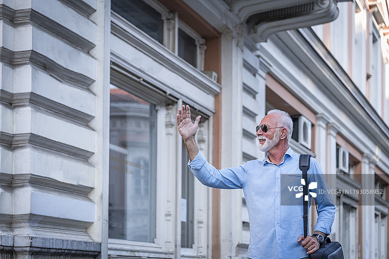 城市街头英俊的年长商人肖像图片素材