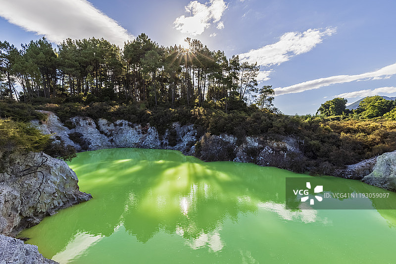 怀奥塔普地热仙境魔鬼洞池，陶波火山区，新西兰北岛图片素材