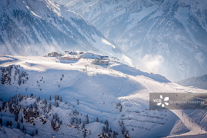 奥地利迈尔霍芬彭肯缆车沿线的咖啡馆和餐厅，背景是白雪皑皑的斜坡图片素材