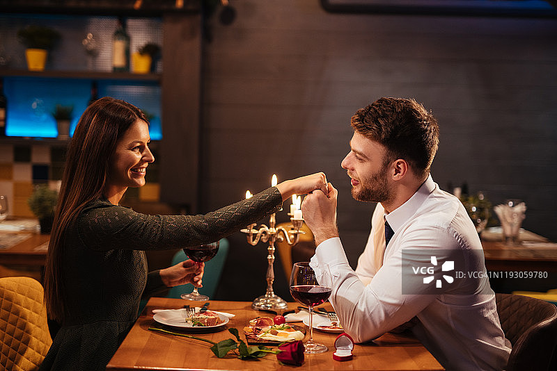 情侣在餐厅享用浪漫晚餐图片素材