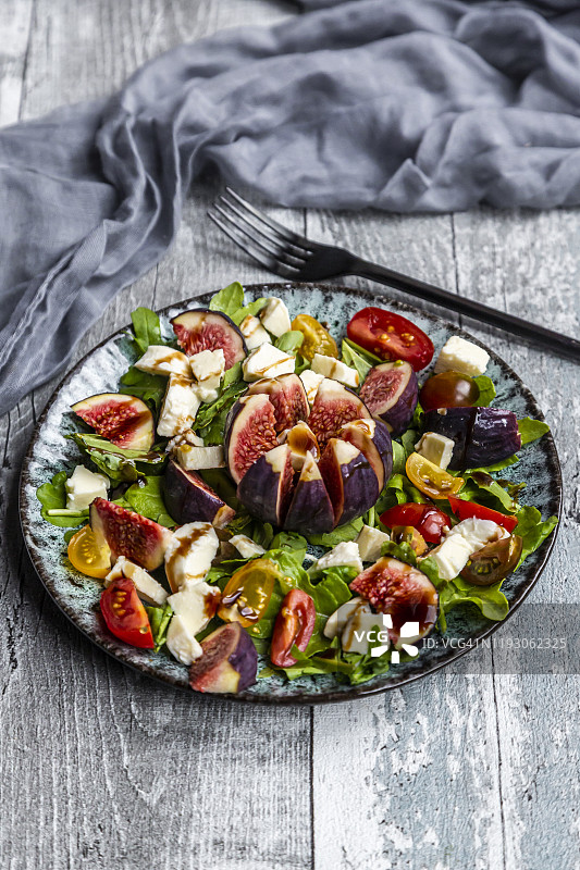 秋季沙拉配无花果、芝麻菜、马苏里拉奶酪和番茄图片素材