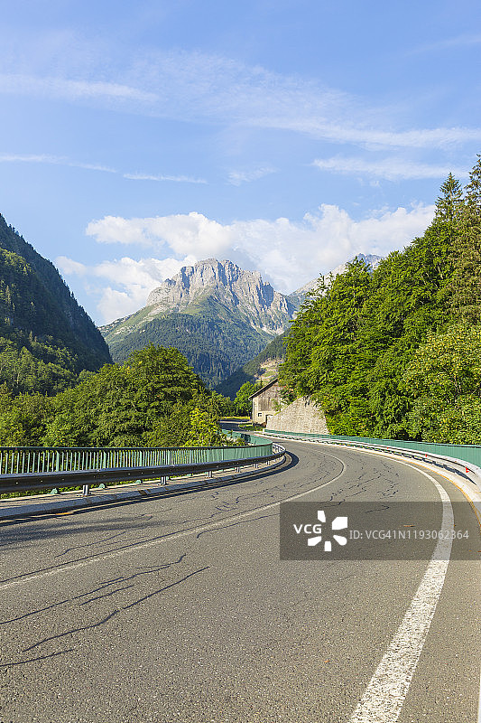 奥地利克恩顿州，夏季普洛肯山口的空旷高速公路图片素材
