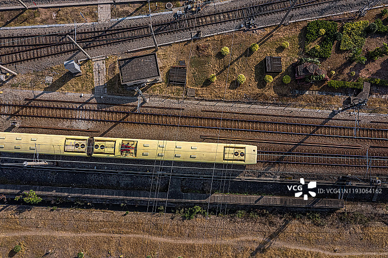 火车站铁路货场上的火车鸟瞰图图片素材