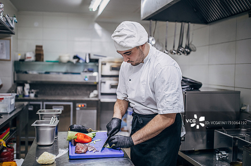 年轻厨师在厨房图片素材