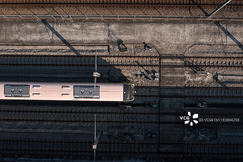 火车站铁路货场上的火车鸟瞰图图片素材