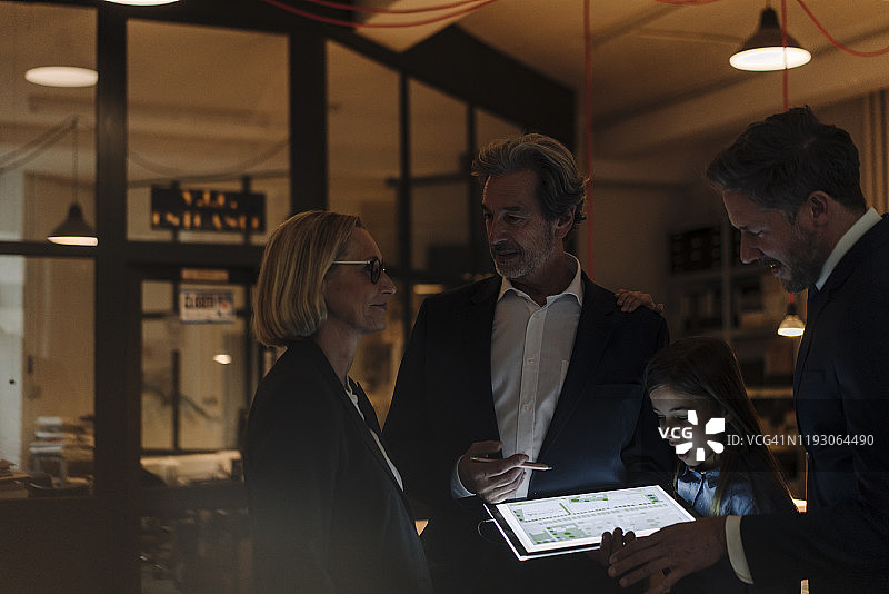 商务人士和女孩在办公室平板电脑上看建筑计划图片素材