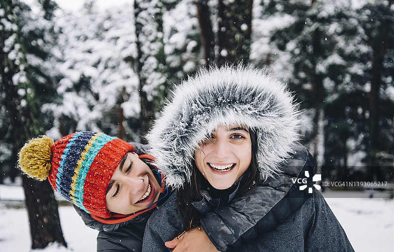 冬季森林中幸福的年轻夫妇肖像图片素材