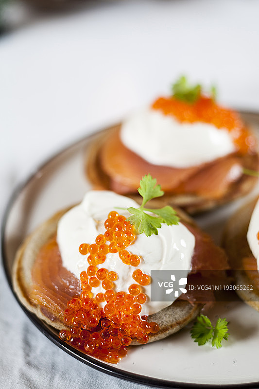 配酸奶油、熏鲑鱼和鱼卵的布利尼图片素材