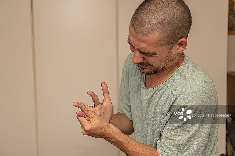 手部疼痛的男人图片素材