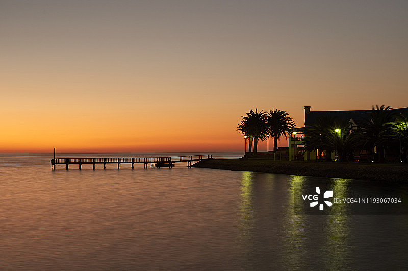 纳米比亚斯瓦科普蒙德海岸和码头的日落图片素材