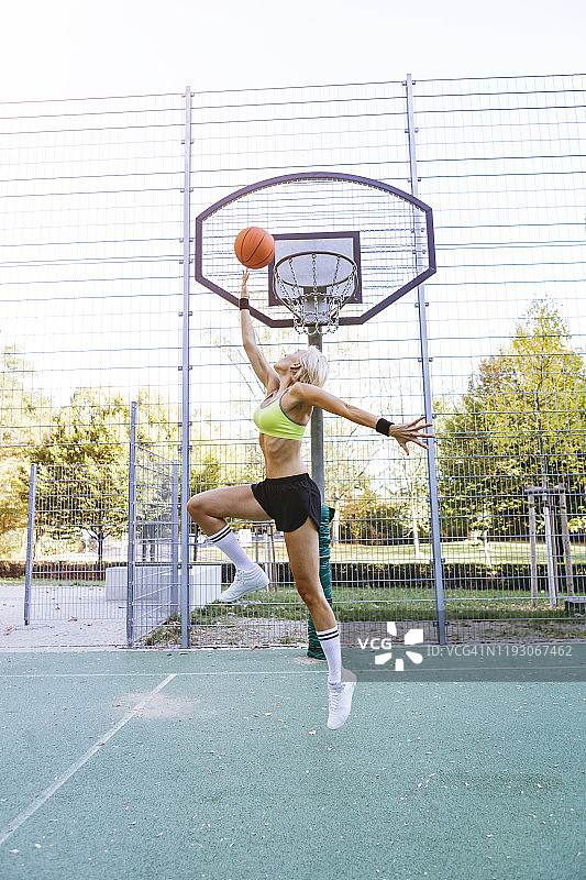 扣篮的金发女人图片素材