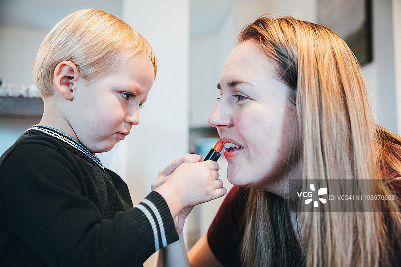口红？没问题 - 母亲和儿子玩化妆图片素材