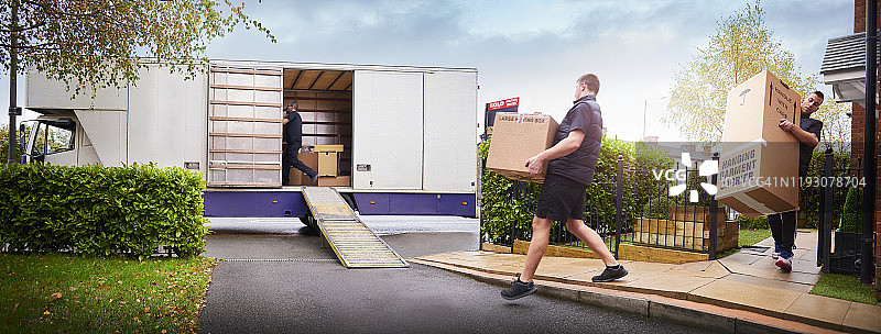 搬家团队正在装载搬家卡车图片素材