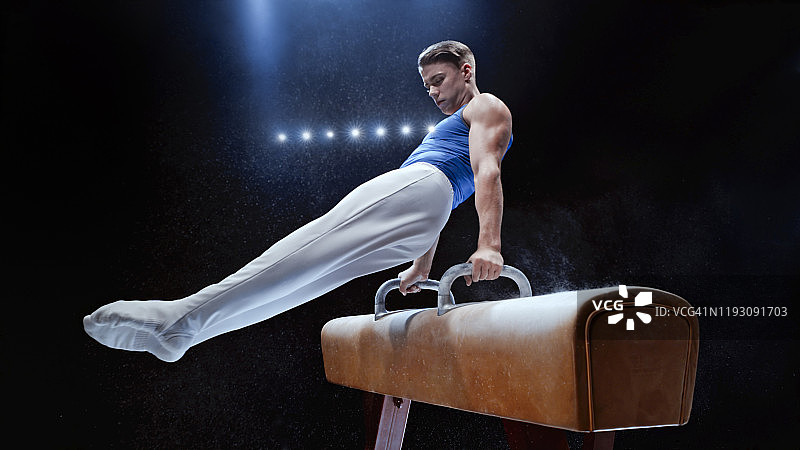 年轻男子在鞍马上表演图片素材