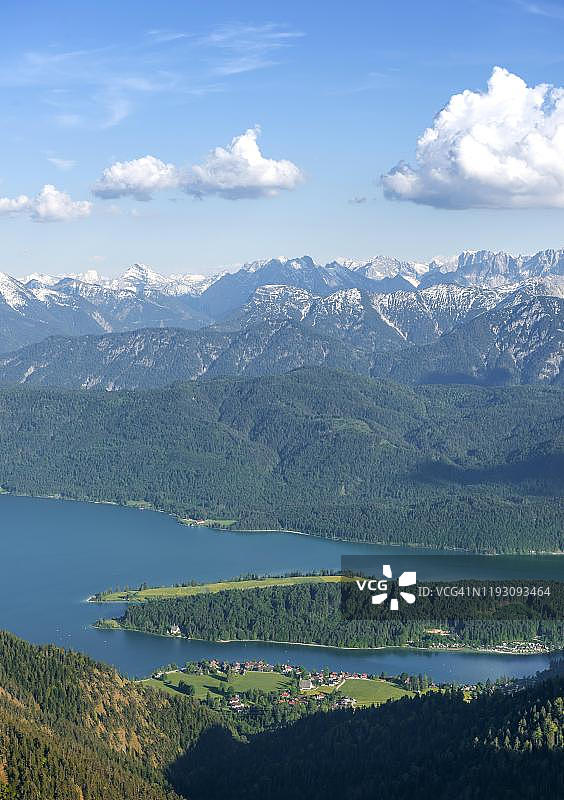 从黑尔措格stand山观看瓦尔兴湖，背景是阿尔卑斯山脉，上巴伐利亚，巴伐利亚，德国图片素材