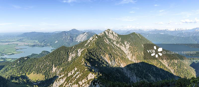 科切尔湖、黑尔佐格施坦德峰和瓦尔兴湖风光，阿尔卑斯山，上巴伐利亚，巴伐利亚，德国图片素材