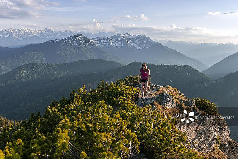 徒步者眺望山景，位于德国巴伐利亚州图片素材