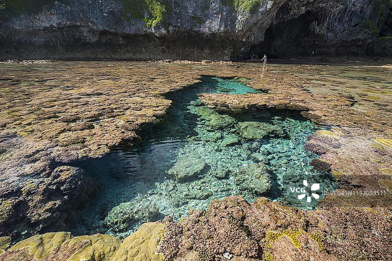 南太平洋纽埃岛的阿瓦伊基岩石潮汐池图片素材