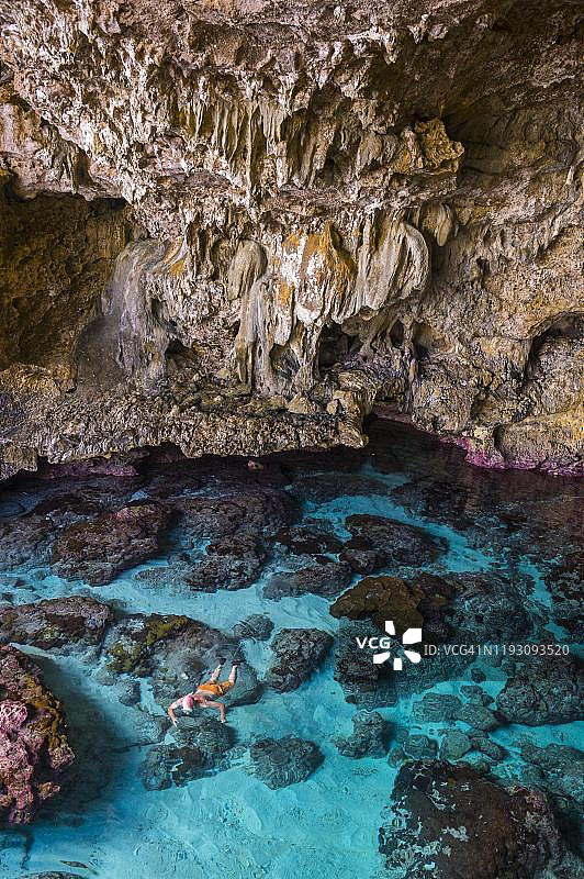 游客在南太平洋纽埃岛的阿瓦伊基岩石潮汐池中浮潜图片素材