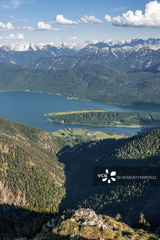 从黑尔措格stand山观看瓦尔兴湖，背景是阿尔卑斯山脉，上巴伐利亚，巴伐利亚，德国图片素材