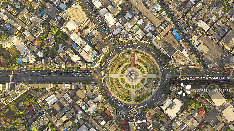 泰国曼谷的环形路和停车场，夜晚市中心的美丽街景航拍，高峰时段交通拥堵图片素材