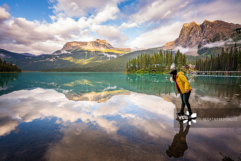 在加拿大幽鹤国家公园的翡翠湖，女人玩着倒影图片素材