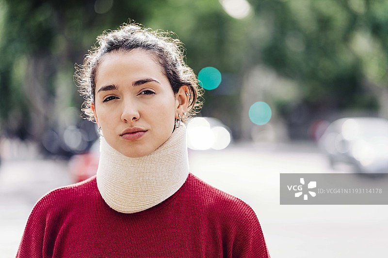 戴着颈托的自信女人肖像图片素材