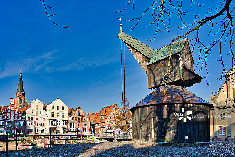 德国吕讷堡古老港口与木制起重机图片素材
