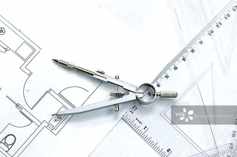 建筑师的工作场所：建筑平面图、指南针绘图工具、工程工具图片素材