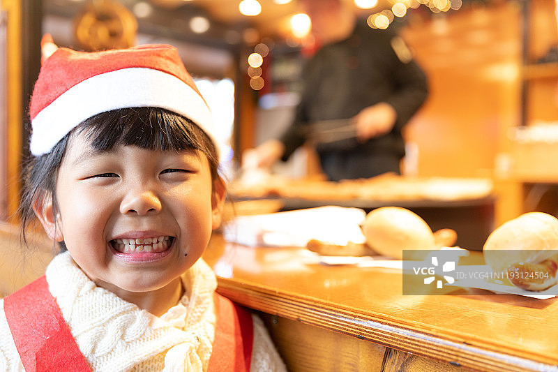 小女孩享受圣诞节图片素材