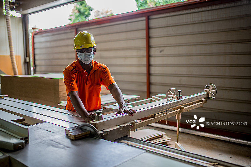 年轻木匠使用铣床切割木板图片素材