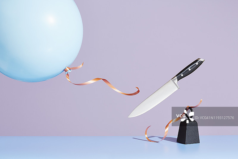 厨房刀具释放一个系着的 balloons图片素材