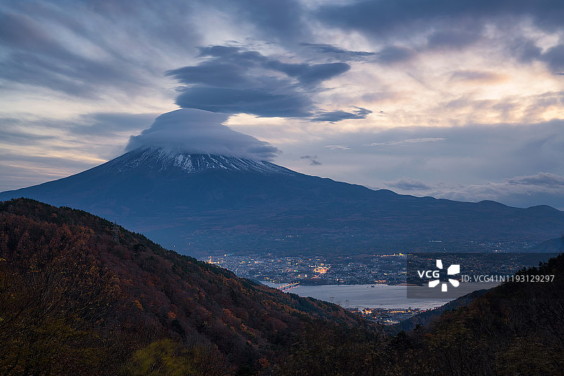 云雾笼罩下的富士山顶鸟瞰图图片素材