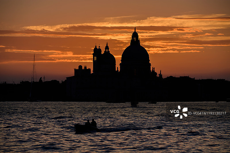 意大利威尼斯，日落时分的圣玛利亚·德拉·萨卢特教堂轮廓图片素材