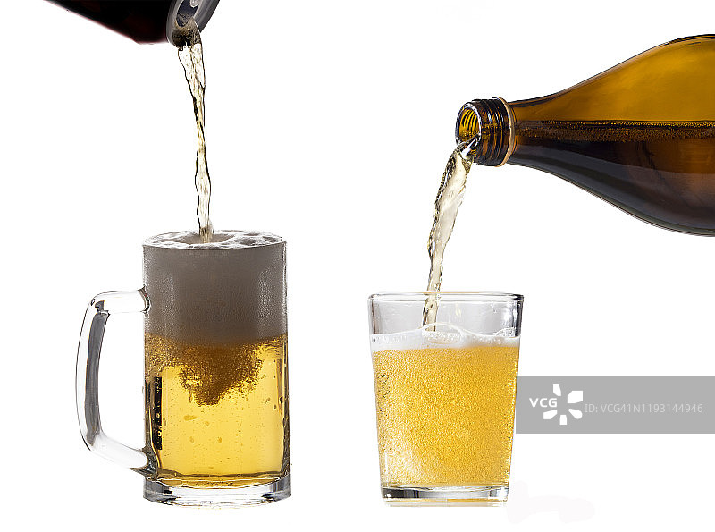 白色背景上的啤酒杯和啤酒壶图片素材