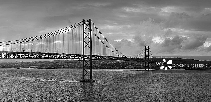 葡萄牙里斯本四月二十五日大桥图片素材