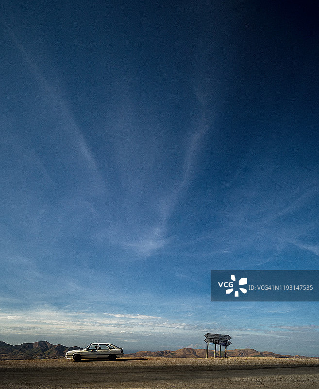 停在路边的汽车图片素材