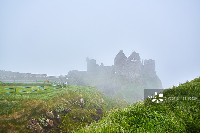 北爱尔兰安特里姆郡的邓路斯城堡图片素材