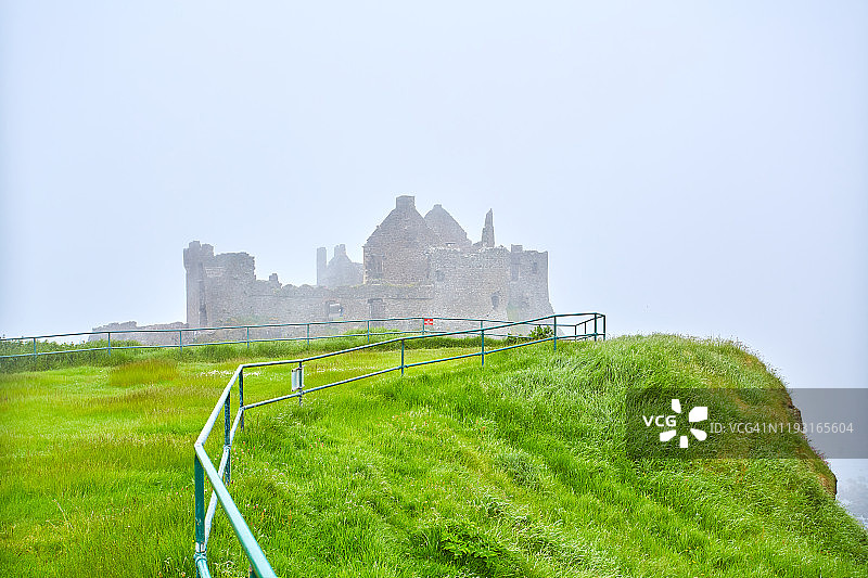 北爱尔兰安特里姆郡的邓路斯城堡图片素材